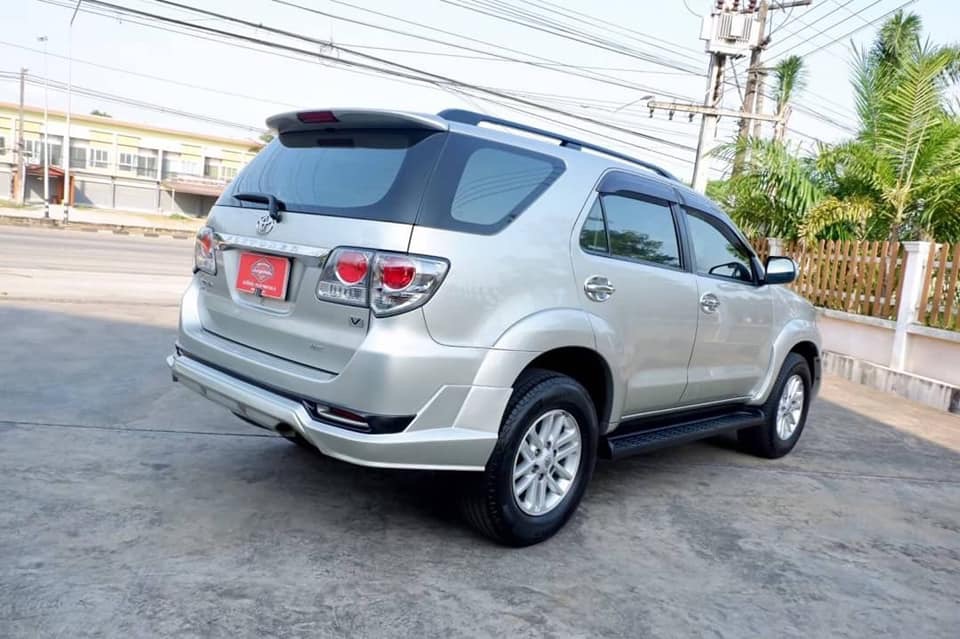 Toyota Fortuner ไมเนอร์เชนจ์ 2 ปี 2013 สีเงิน