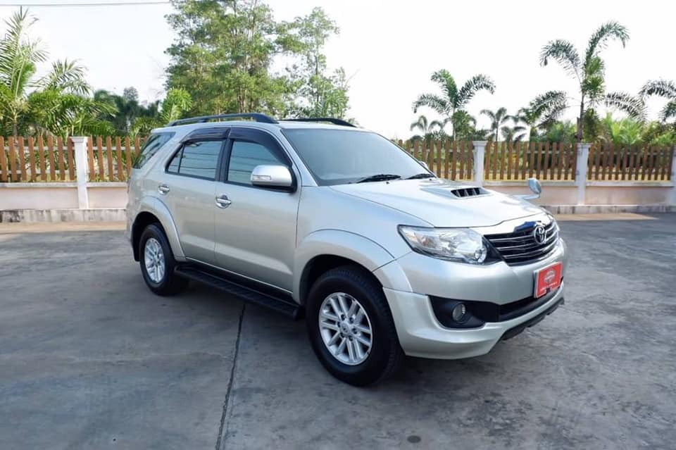 Toyota Fortuner ไมเนอร์เชนจ์ 2 ปี 2013 สีเงิน