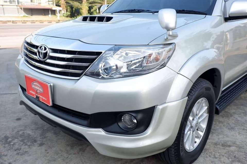 Toyota Fortuner ไมเนอร์เชนจ์ 2 ปี 2013 สีเงิน (รูปที่ 4)