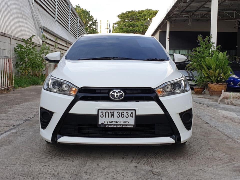 Toyota Yaris ปี 2015 สีขาว (รูปที่ 2)