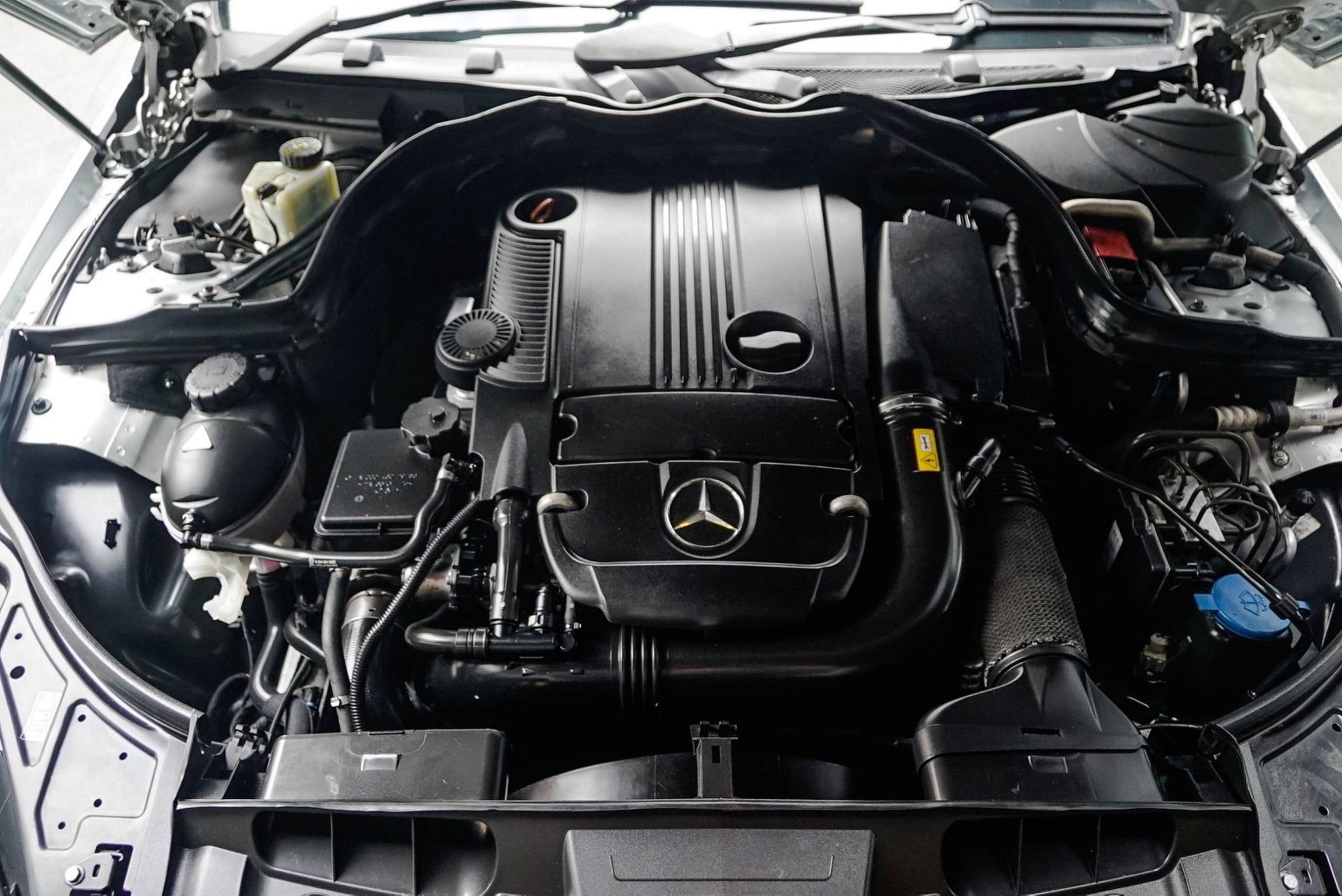 Mercedes-Benz E-Class C207 E250 ปี 2010 สีเงิน (รูปที่ 17)