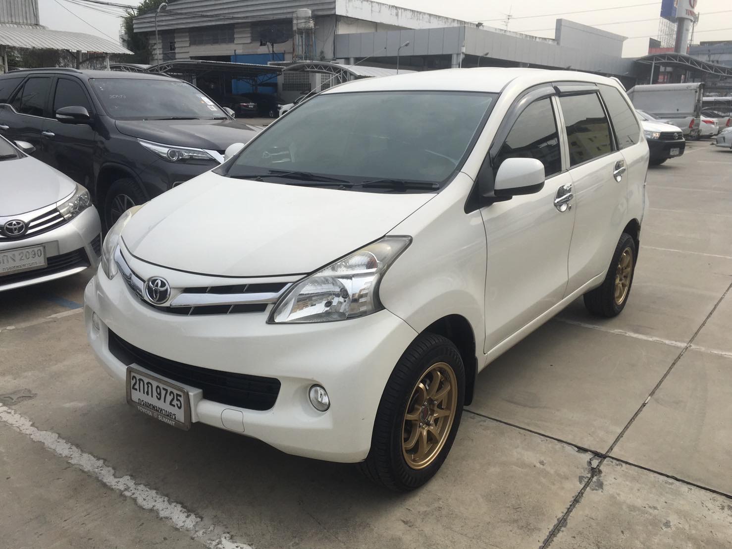 Toyota Avanza ปี 2013 สีขาว