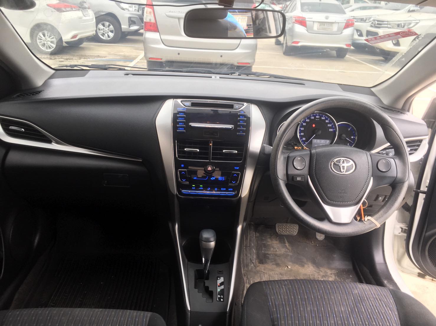Toyota Yaris Ativ ปี 2018 สีขาว (รูปที่ 7)