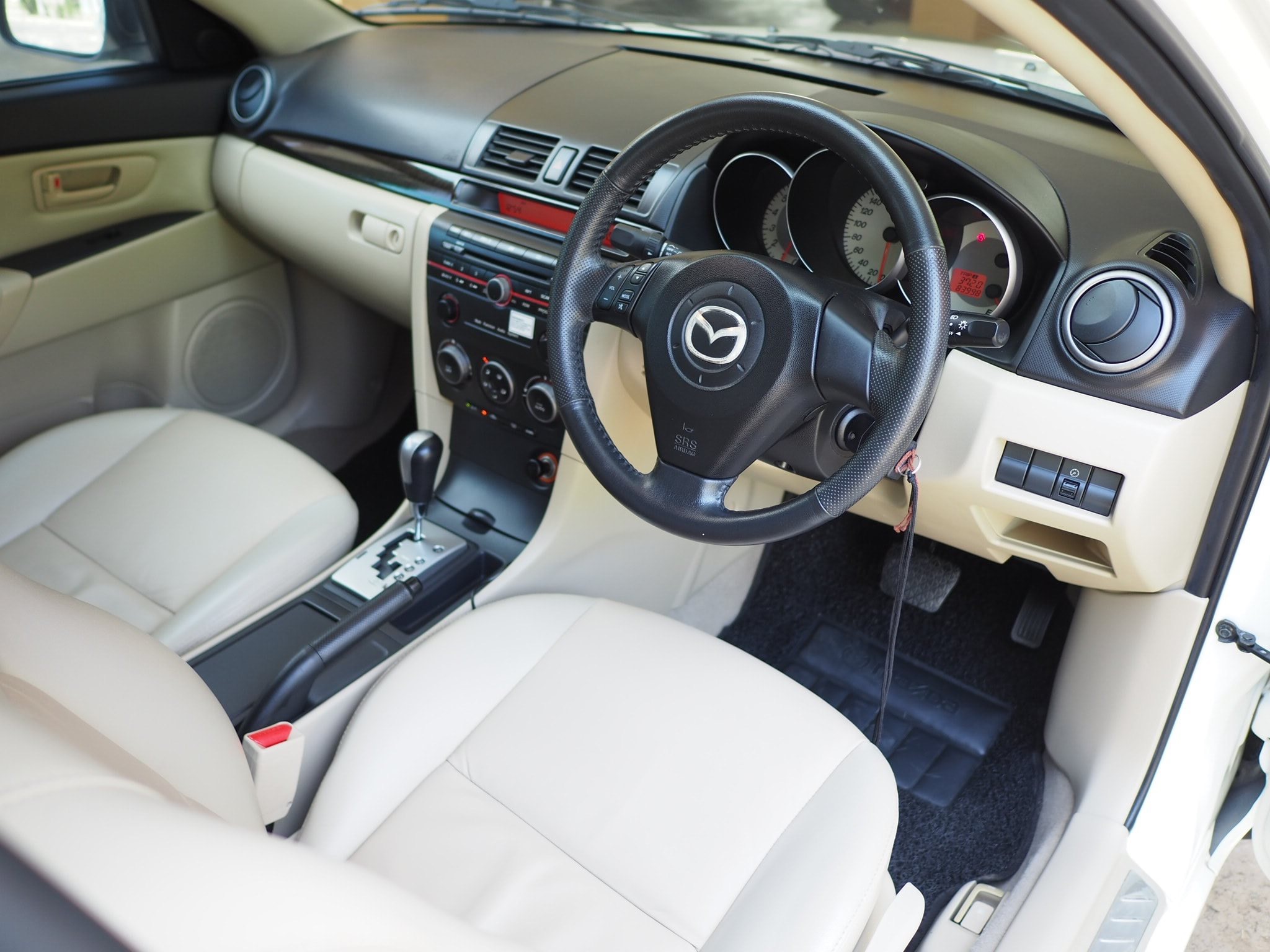 Mazda 3 ปี 2010 สีขาว (รูปที่ 6)