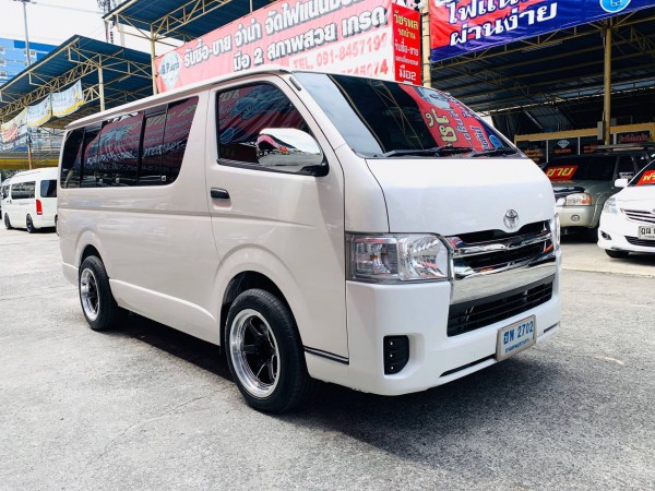 Toyota HiAce หลังคาเตี้ย ปี 2014 สีขาว