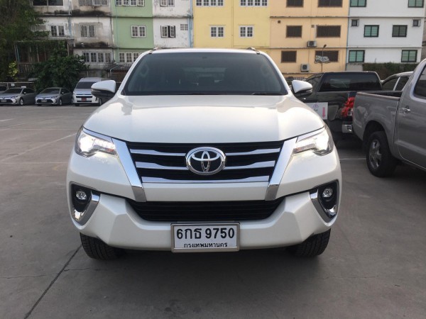 Toyota Fortuner ปี 2017 สีขาว