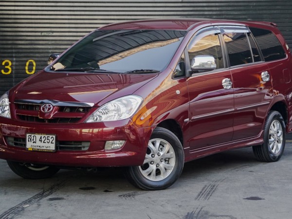 Toyota Innova ปี 2005 สีแดง