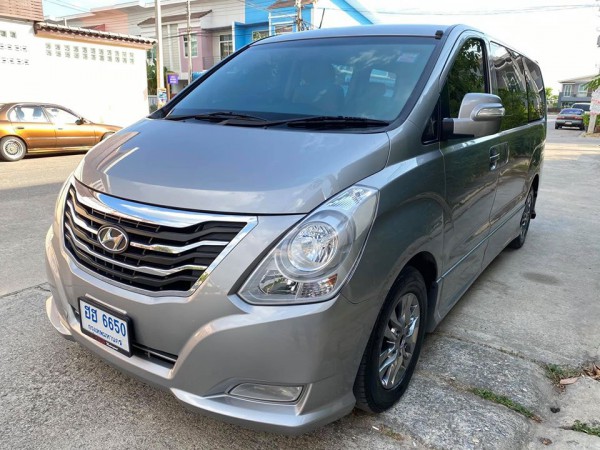 Hyundai H-1 ปี 2015 สีเทา