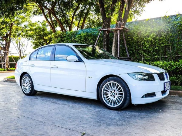 BMW 3 Series Gen5 E90 320d ปี 2009 สีขาว