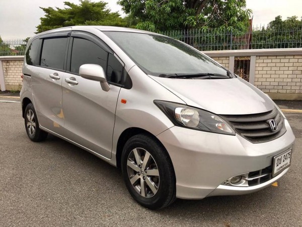 Honda Freed ปี 2010 สีเงิน