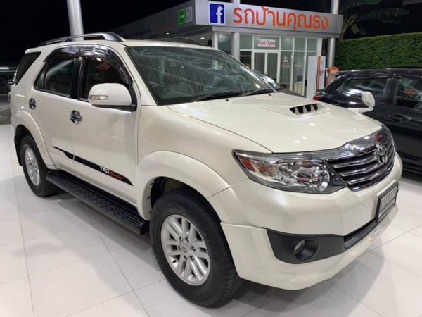 Toyota Fortuner ไมเนอร์เชนจ์ 2 ปี 2014 สีขาว