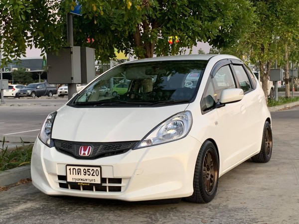 Honda Jazz GE ปี 2013 สีขาว