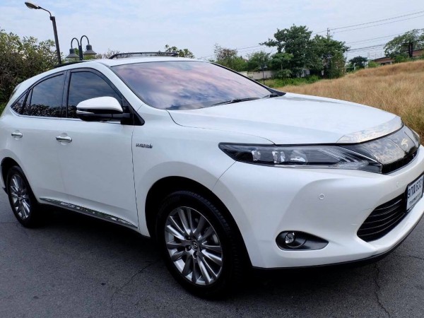 Toyota Harrier ปี 2015 สีขาว