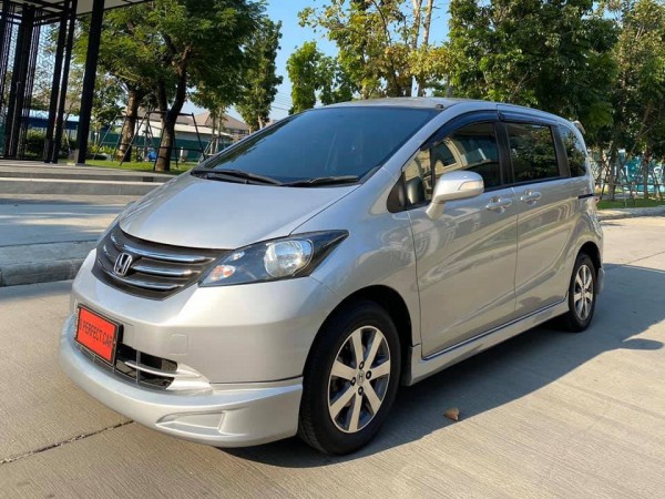 Honda Freed ปี 2011 สีเงิน