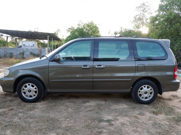 Kia Carnival ปี 2001 สีน้ำตาล