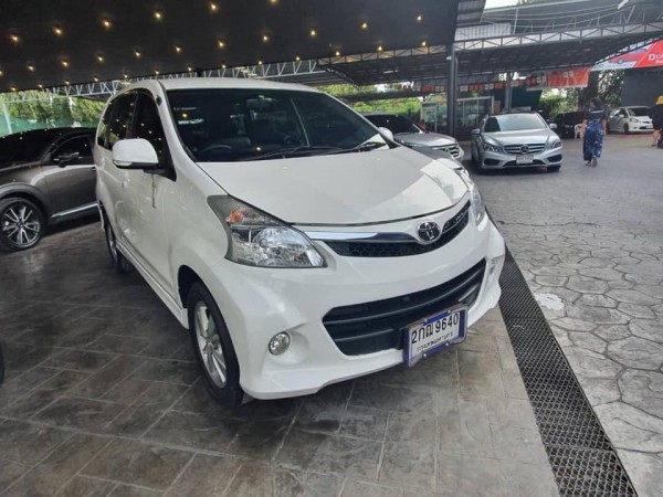 Toyota Avanza ปี 2013 สีขาว