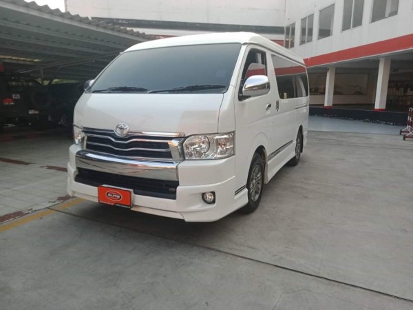 Toyota Ventury สีขาว