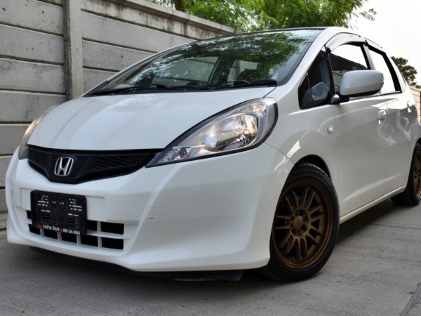 Honda Jazz GE ปี 2013 สีขาว