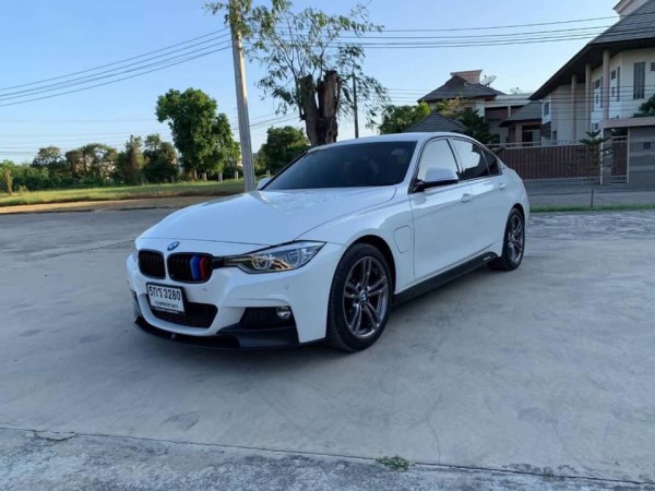 BMW 3 Series F30 330e ปี 2016 สีขาว