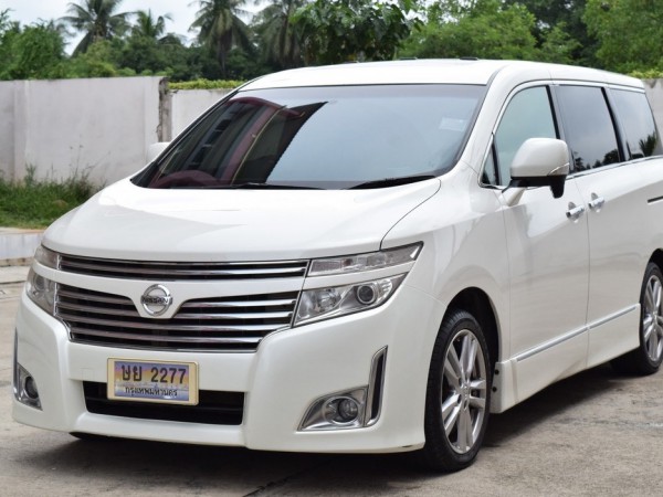 Nissan Elgrand ปี 2011 สีขาว