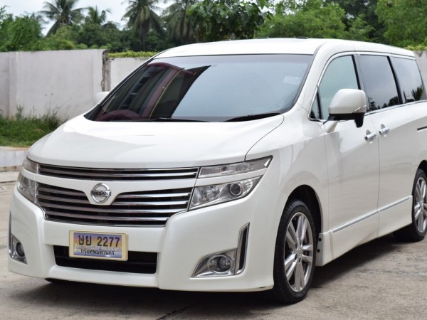 Nissan Elgrand ปี 2011 สีขาว