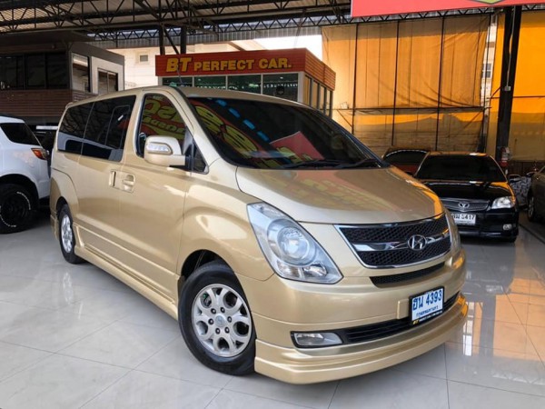 Hyundai H-1 ปี 2011 สีทอง