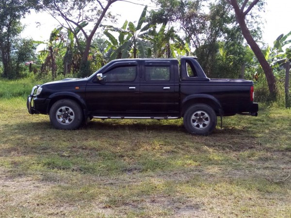 Nissan Frontier​ ปี 2001 สีดำ