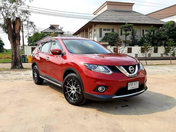 Nissan X-trail ปี 2015 สีแดง
