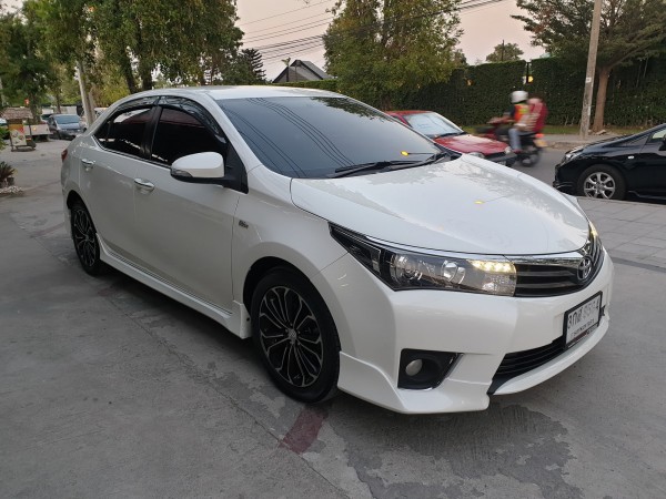 Toyota Corolla Altis ปี 2015 สีขาว