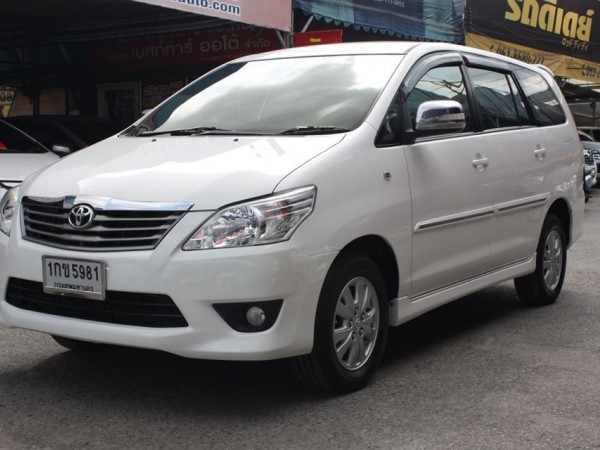 Toyota Innova ปี 2012 สีขาว