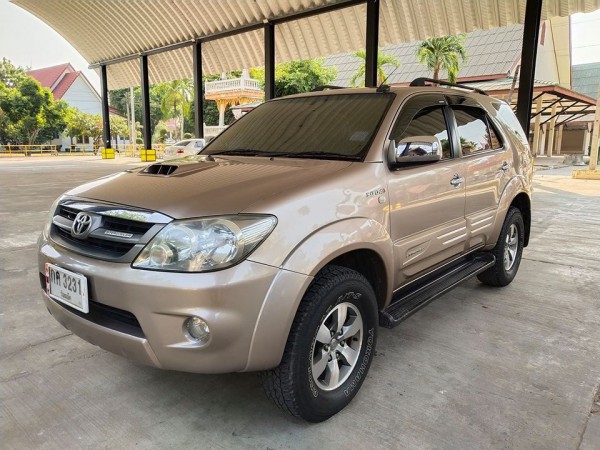 Toyota Fortuner ปี 2006 สีทอง