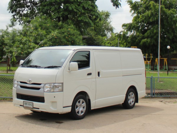 Toyota HiAce Commuter ปี 2015 สีขาว