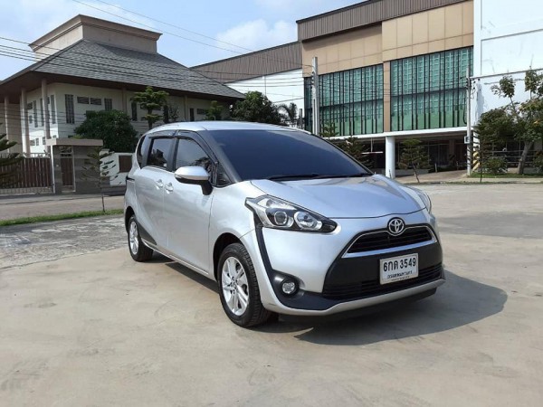 Toyota Sienta ปี 2017 สีเงิน