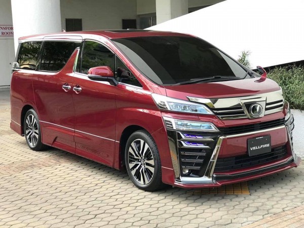 Toyota Vellfire ปี 2018 สีแดง