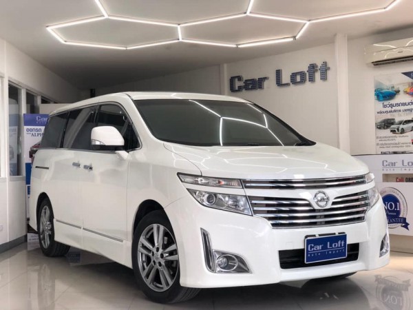 Nissan Elgrand ปี 2010 สีขาว