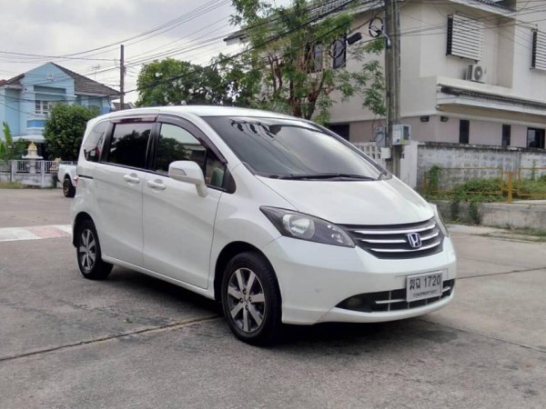 Honda Freed ปี 2012 สีขาว