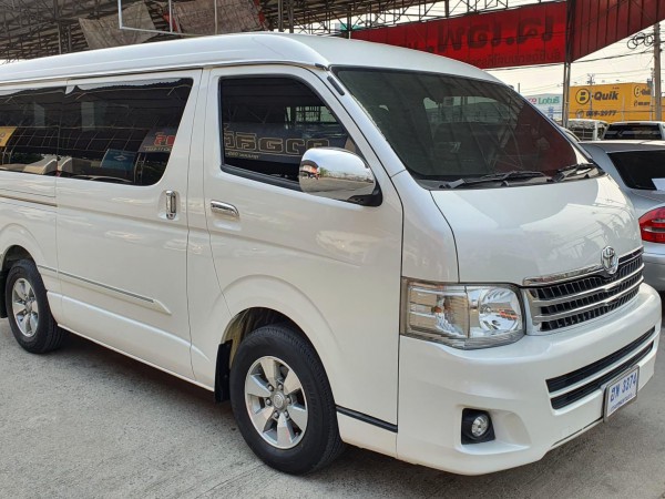 Toyota Ventury ปี 2012 สีขาว