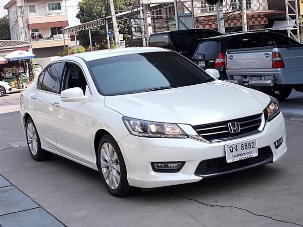 Honda Accord ปี 2013 สีขาว