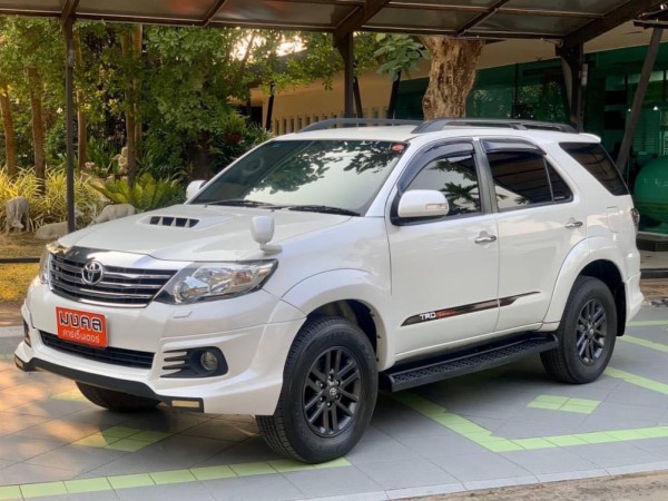 Toyota Fortuner ไมเนอร์เชนจ์ 2 ปี 2014 สีขาว