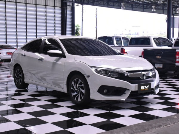 Honda Civic FC โฉม 4 ประตู ปี 2016 สีขาว