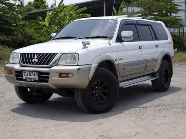 Mitsubishi Strada G-Wagon ปี 2002 สีขาว