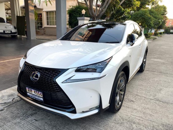 Lexus NX ปี 2015 สีขาว