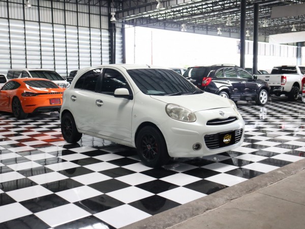 Nissan March ปี 2012 สีขาว