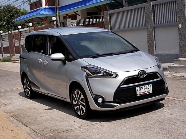 Toyota Sienta ปี 2018 สีเทา