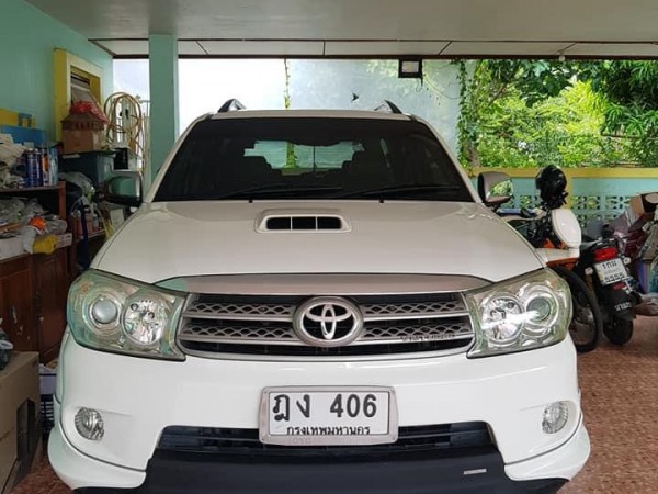 Toyota Fortuner ไมเนอร์เชนจ์ 1 ปี 2010 สีขาว