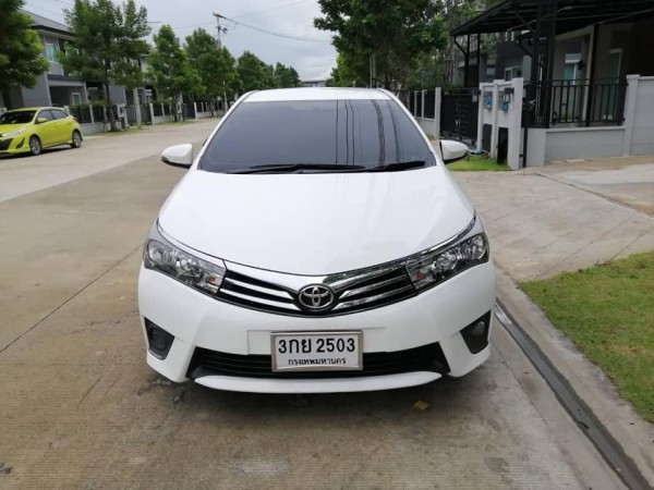 Toyota Corolla Altis โฉม 14-16 ปี 2014 สีขาว