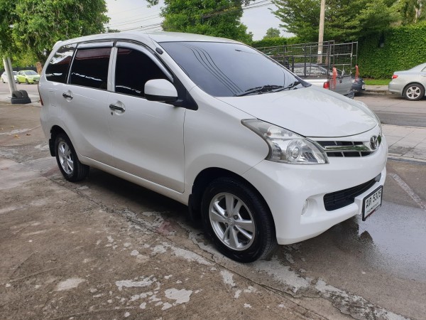 Toyota avanza 1.5 g 2013 สีขาวมุก