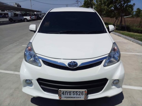 Toyota Avanza ปี 2015 สีขาว