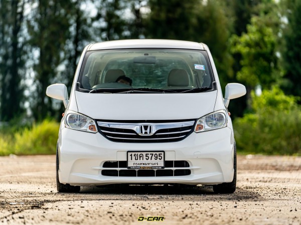 Honda Freed ปี 2013 สีขาว