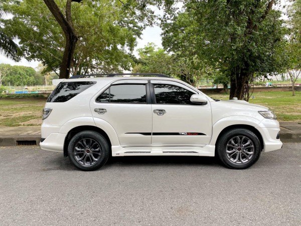 Toyota Fortuner 3.0 TRD Sportivo 4WD （ขาวมุก）ปี 2013 จด 2014